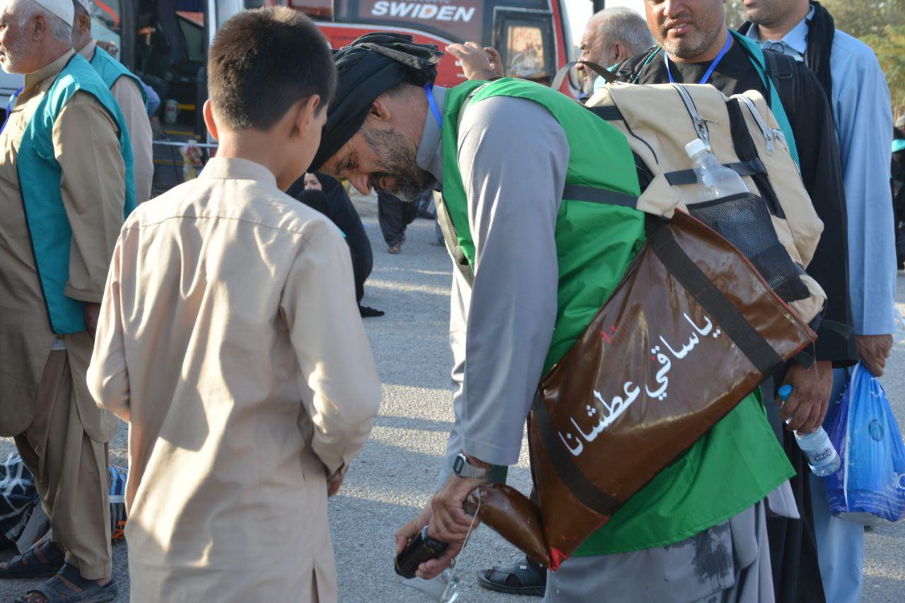 کاروان زائران افغانستانی در موکب دوغارون مورد استقبال و پذیرایی قرار گرفتند