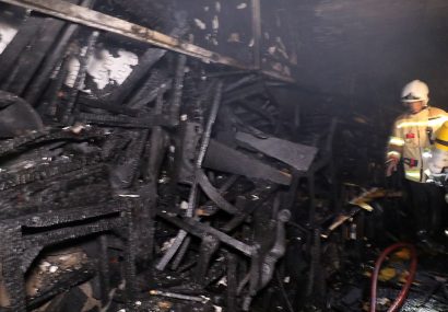 نجات ۷ نفر از میان آتش و دود توسط آتش‌نشانان در بولوار پنجتن مشهد