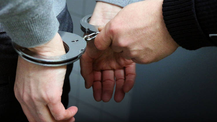دستگیری سارق حرفه‌ای منزل با ۶ فقره سرقت