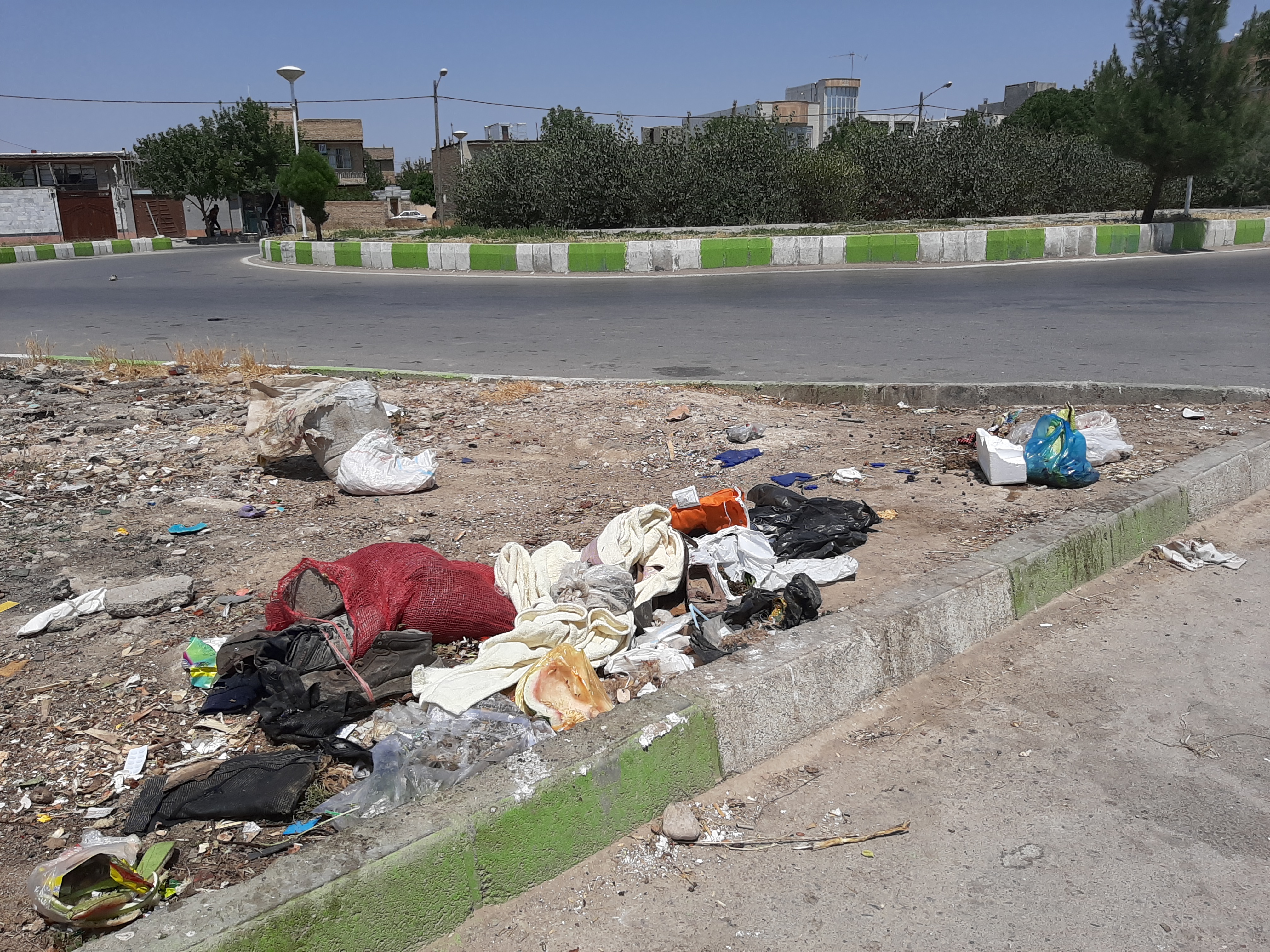 کمبود سطل زباله در معابر عمومی قوچان
