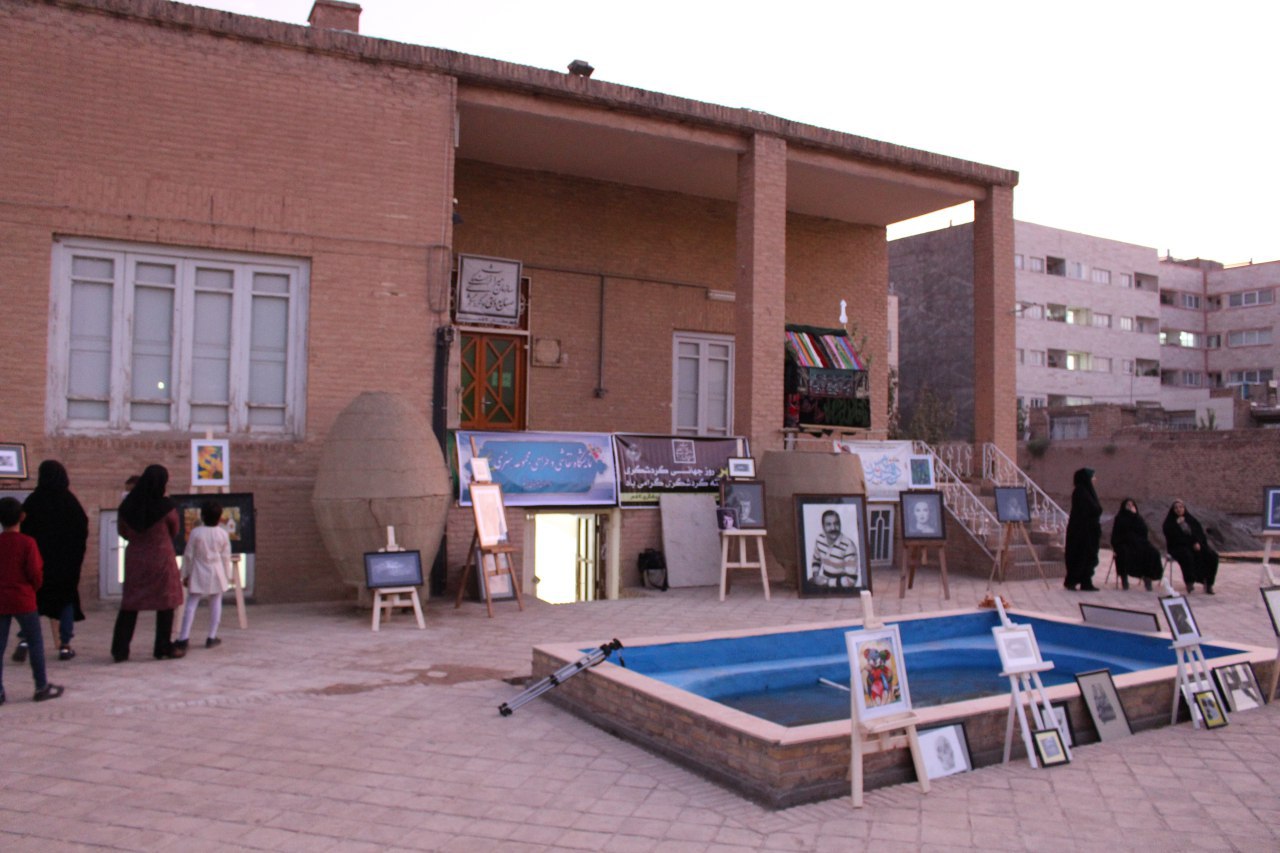 نمایشگاه آثار هنری سیاه‌قلم در کاشمر