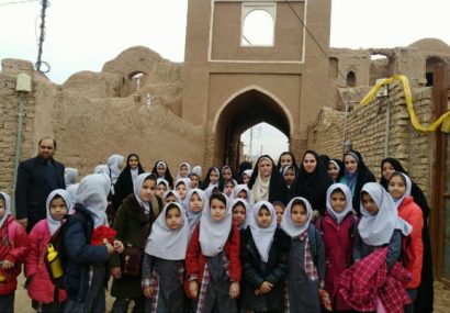 بازدید دانش آموزان رشتخوار از قلعه تاریخی سنگان