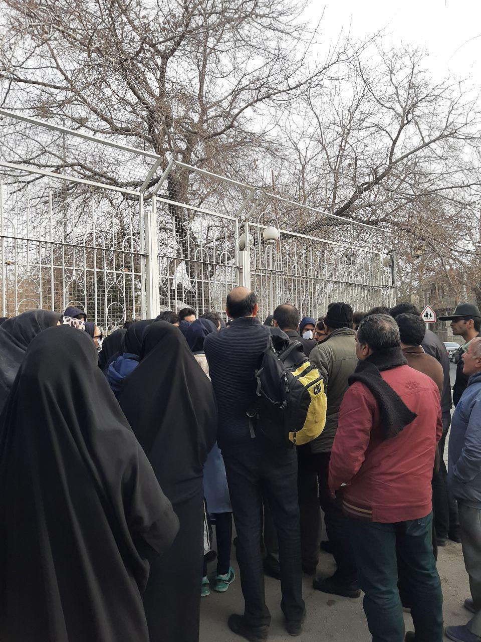 تجمع مسالمتآمیز پرستاران مشهدی جلوی درب استانداری خراسان رضوی