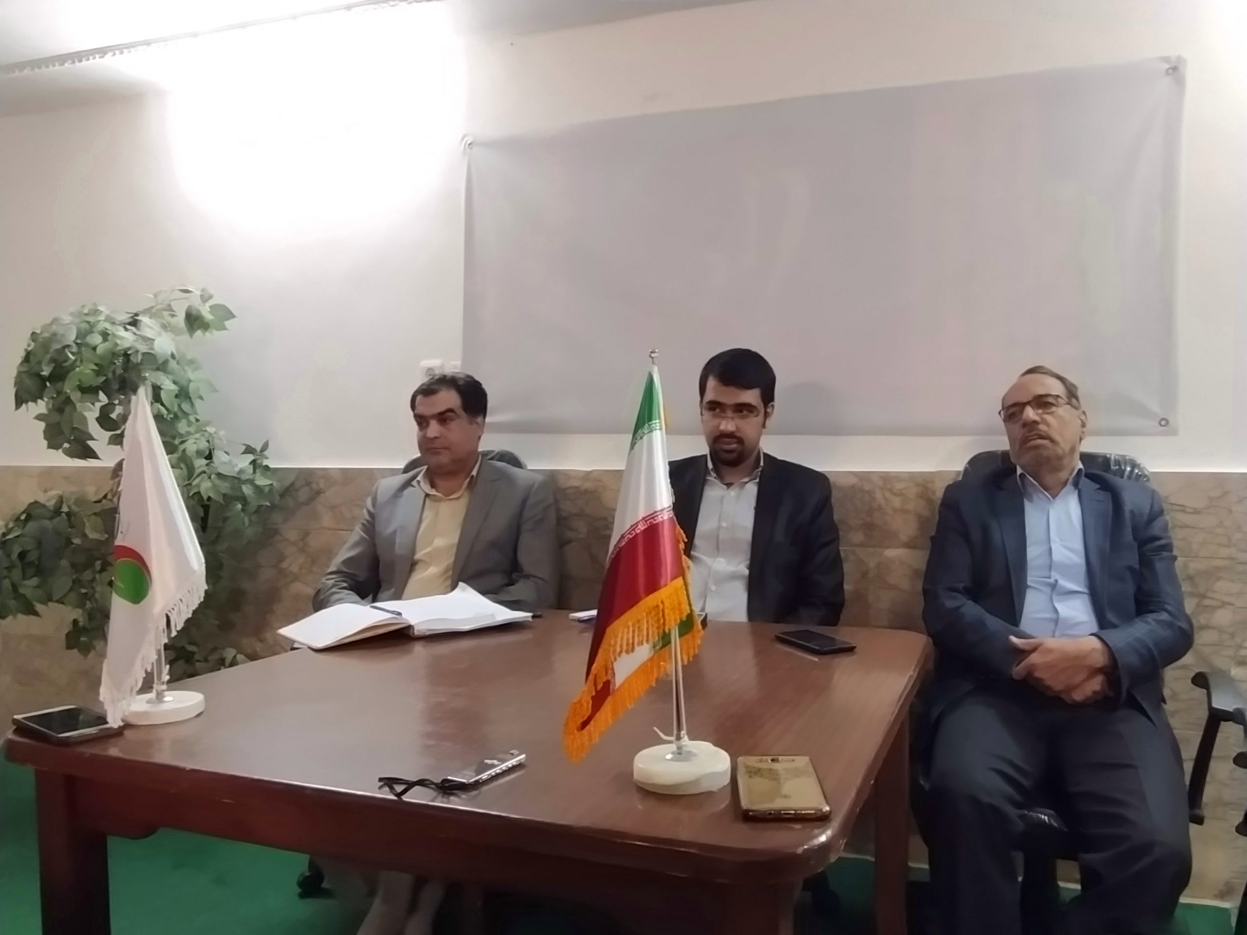 گزارش اختر شرق از مناظره جواد آرین منش و قاسم غفوری