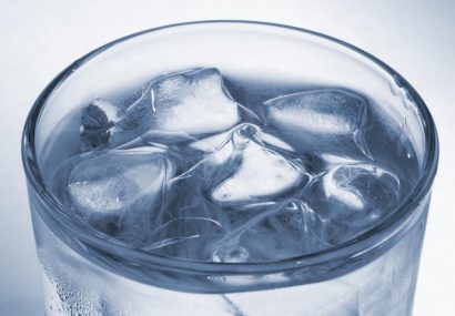 نوشیدن آب سرد در زمان افطار، موجب بروز انقباض معده می شود