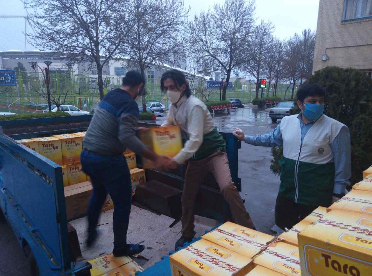 تهیه و توزیع بستههای معیشتی ارزاق به نیازمندان توسط خادمیاران رضوی شهرستان چناران
