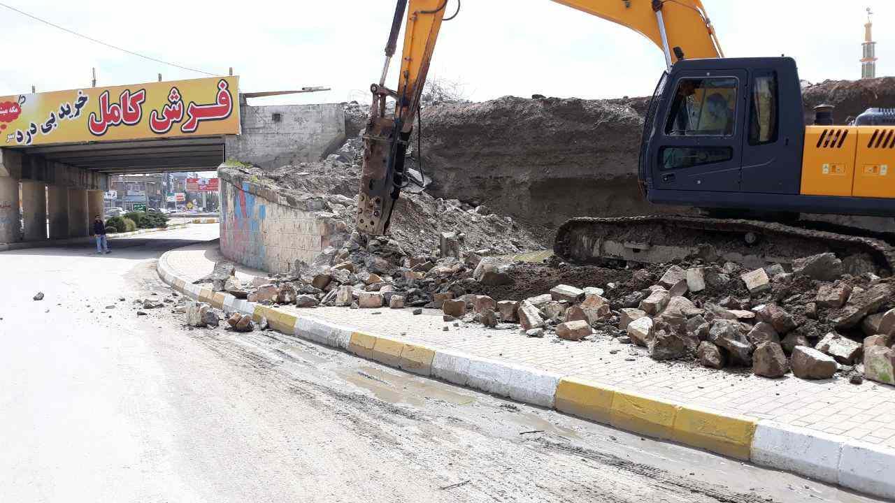 شهردار چناران از آغاز عملیات تخریب پل رو گذر شهر خبر داد