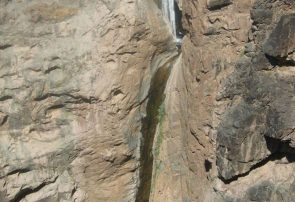 یک پزشک در ارتفاعات آبشار کفتر دره روستای شهرک خواف براثر پرت شدن از کوه جان باخت