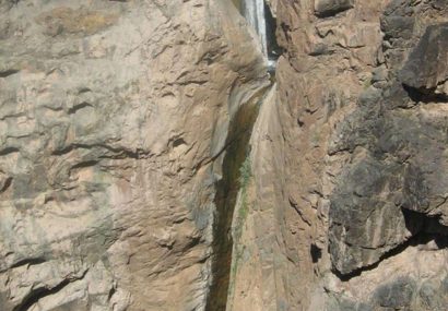 یک پزشک در ارتفاعات آبشار کفتر دره روستای شهرک خواف براثر پرت شدن از کوه جان باخت