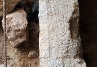 کشف سنگ قبر قدیمی در مسجد روستای چشمه گیلاس چناران
