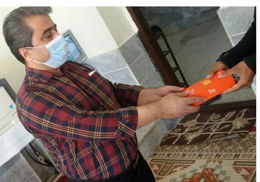 اهدا ۳ دستگاه گوشی توسط معلم نیکوکار رشتخواری به دانش آموزان کم بضاعت