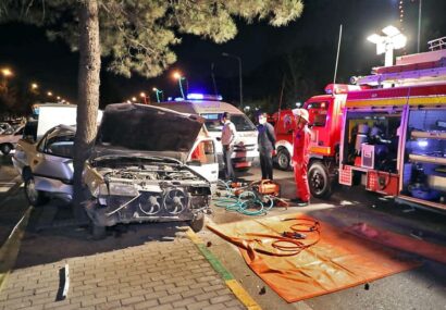 گزارش تصویری از امدادرسانی نجاتگران آتش نشانی به ۳ مصدوم سانحه رانندگی در بولوار خیام مشهد
