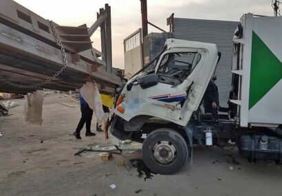 ۲ مجروح در برخورد کامیونت با جرثقیل حمل آهن در مشهد
