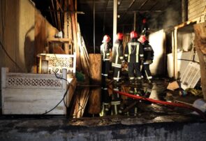 قصه پر غصه آتش سوزی در چوب فروشی‌های میدان توحید مشهد/ سرعت عمل آتش نشانان از بروز فاجعه جلوگیری کرد