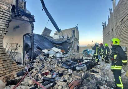 انفجار توام با آوار و آتش سوزی منزل مسکونی در مشهد + گزارش تصویری