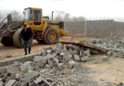 قلع و قمع ۶۵ مورد دیوار کشی، ۳۵ مورد پی کنی، دوحلقه چاه غیر مجاز، ۸ استخر و ۱۰ بنای سنگین در منطقه گوارشک اراضی ولی آباد شهرستان مشهد