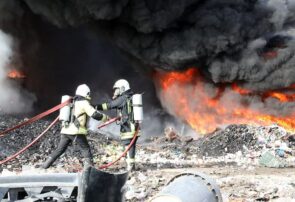 مهار آتش سوزی مهیب کارگاه بازیافت و فرآوری ضایعات پلاستیکی در شرق مشهد