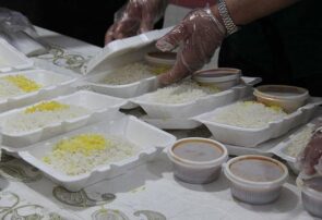 توزیع غذای افطاری اهدایی از سوی مقام معظم رهبری در شهرستان خواف