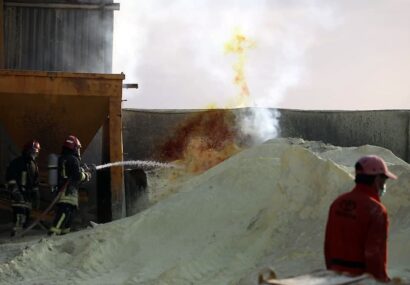 آتش سوزی در سوله بسته‌بندی ماده شیمیایی گوگرد در مشهد