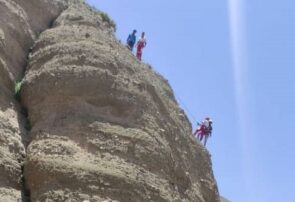 نجات دو چوپان گرفتار در ارتفاعات کدکن به همت امدادگران هلال احمر تربت حیدریه