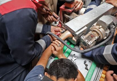 عملیات نفس‌گیر نجات گران آتش‌نشانی مشهد برای رهاسازی دست یک نوجوان از داخل دستگاه صنعتی
