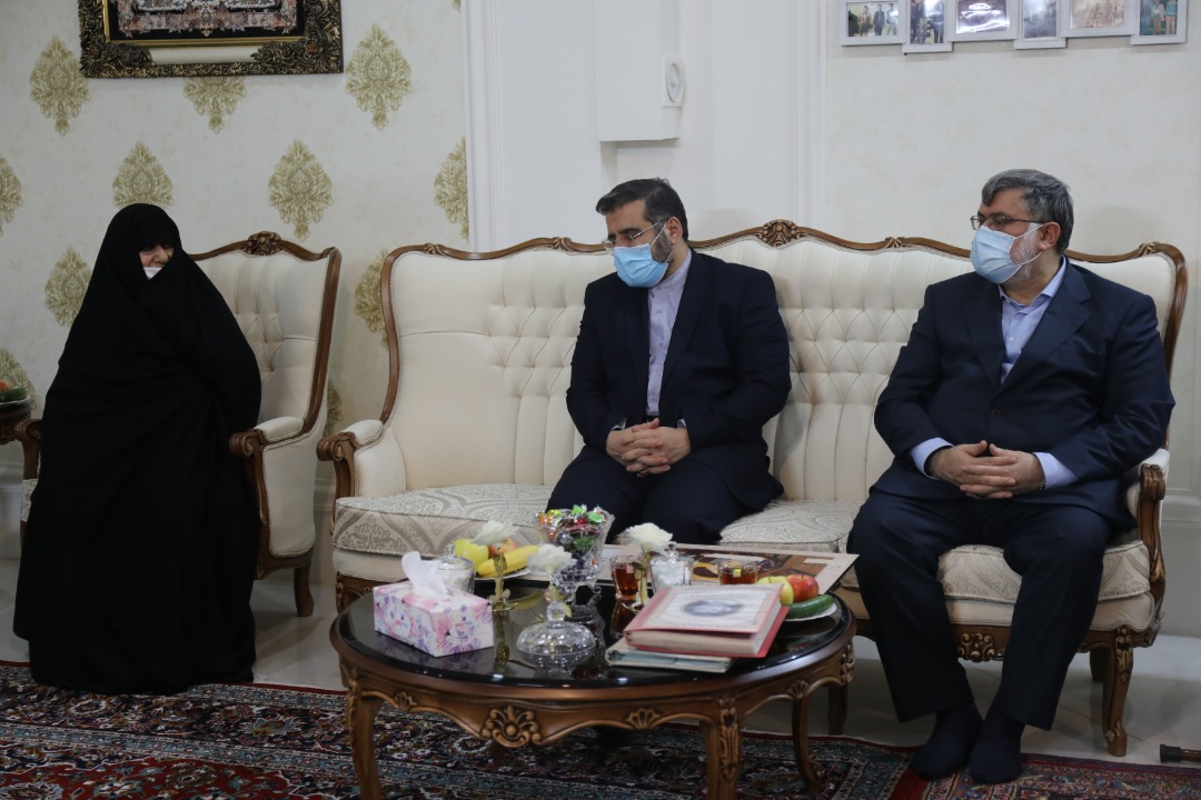 دیدار وزیر ارشاد و استاندار خراسان رضوی با خانواده دانشجوی هنرمند بسیجی شهید مهدی منصوب