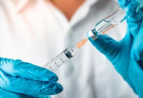 دُز یادآور واکسن کرونا ویژه کارکنان مراکز درمانی خراسان رضوی تزریق می‌شود