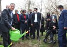 شهردار مشهد در کنار افراد دارای معلولیت و توان‌یابان گل کاشت
