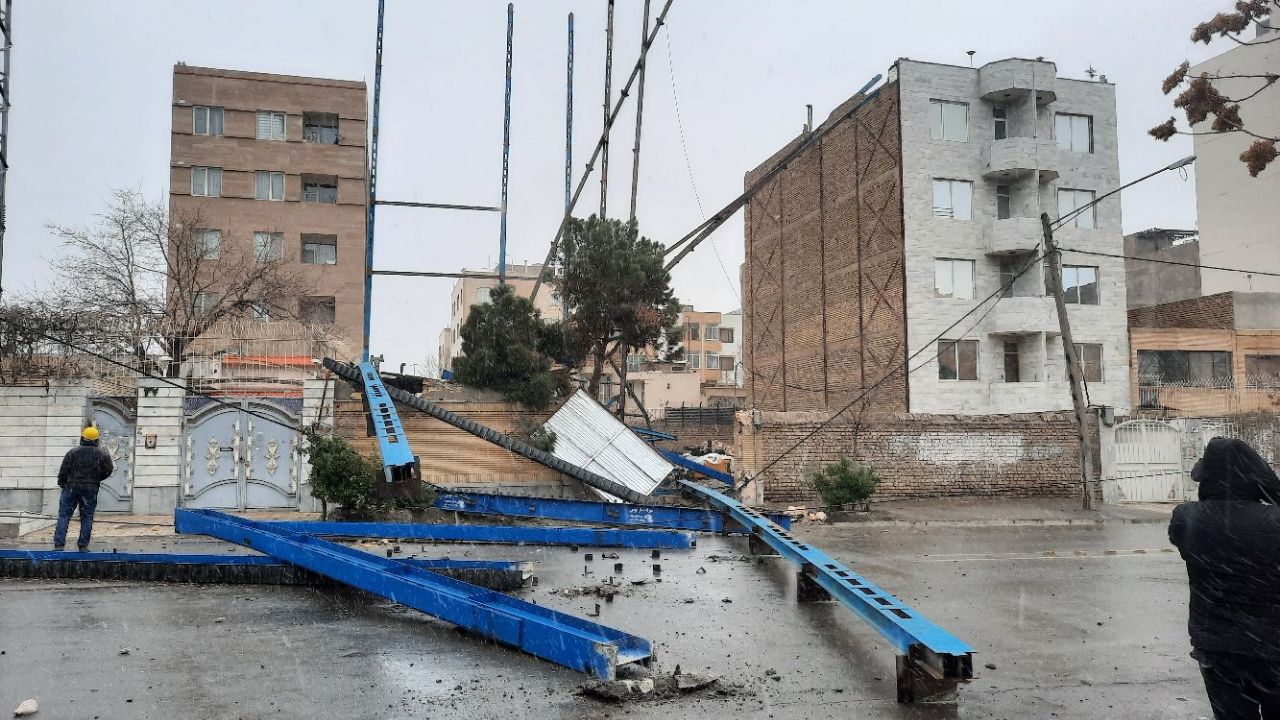 انجام ۶۷ مأموریت توسط آتشنشانان در پی وزش شدید باد امروز در مشهد