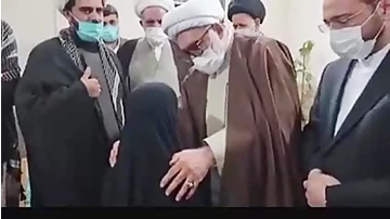 تولیت آستان قدس در دیدار با خانواده شهید حادثه حرم آستان قدس با هرگونه قصور در واقعه حرم برخورد جدی می‌کند
