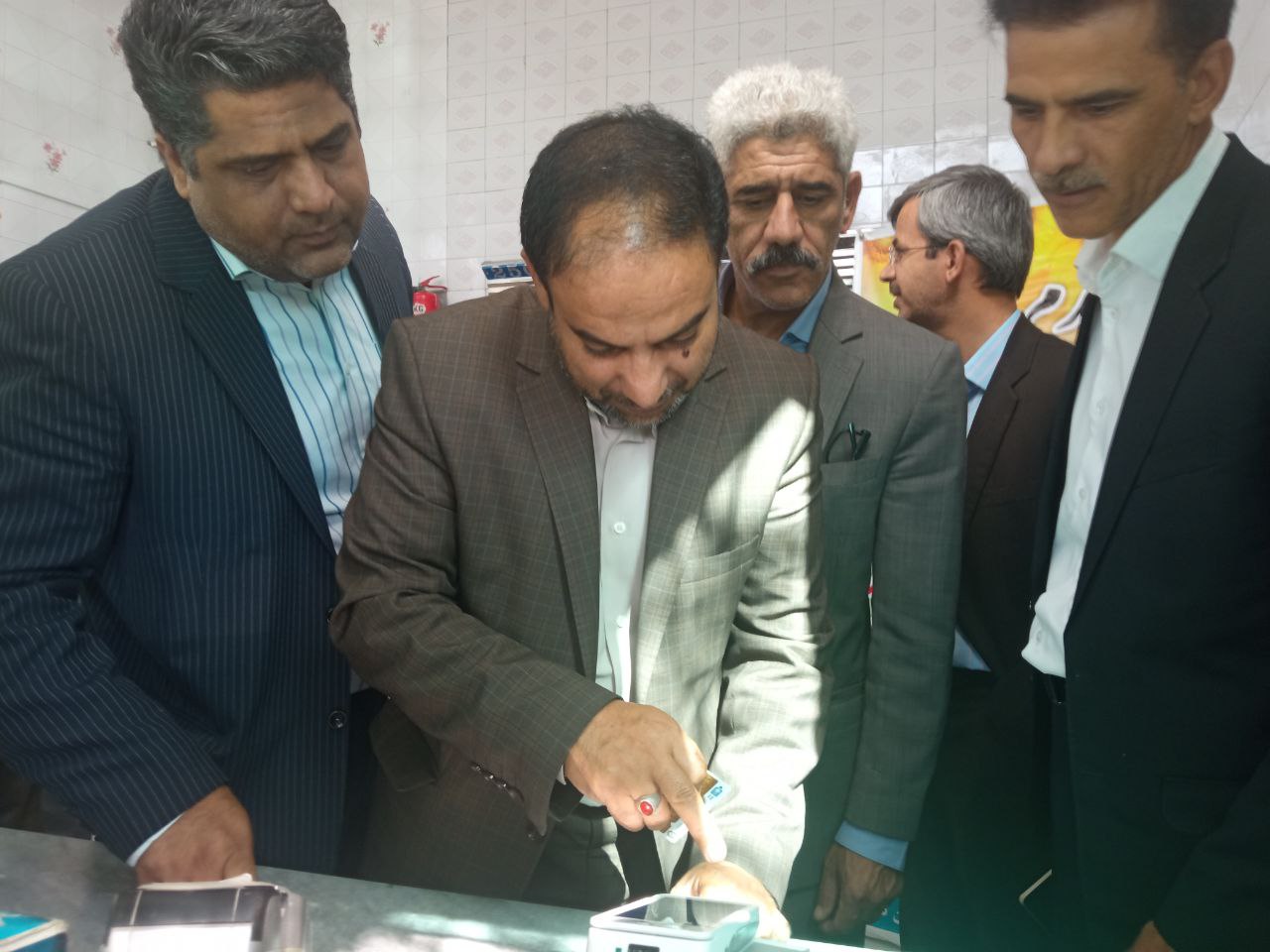 اولین دستگاه کارتخوان هوشمند در راستای توزیع عادلانه یارانه در شهرستان کاشمر نصب شد