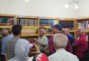 محمدرضا شفیعی کدکنی در سفر به شهرستان تربت حیدریه از کتابخانه شیخ آقاهادی کدکنی بازدید کرد؛از امضا بر دیوار کتابخانه تا تشویق کتابداران به ارائه خدمات مطلوب کتابخانه‌ای