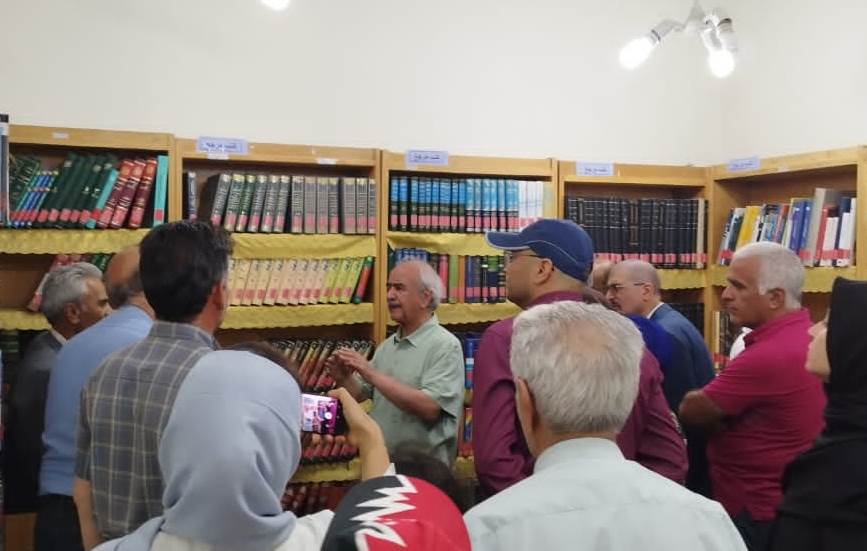 محمدرضا شفیعی کدکنی در سفر به شهرستان تربت حیدریه از کتابخانه شیخ آقاهادی کدکنی بازدید کرد؛از امضا بر دیوار کتابخانه تا تشویق کتابداران به ارائه خدمات مطلوب کتابخانهای