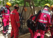 عملیات نجات آتشنشانان مشهدی برای بیرون آوردن مقنی ۳۵ساله از عمق ۱۰۰ متری چاه