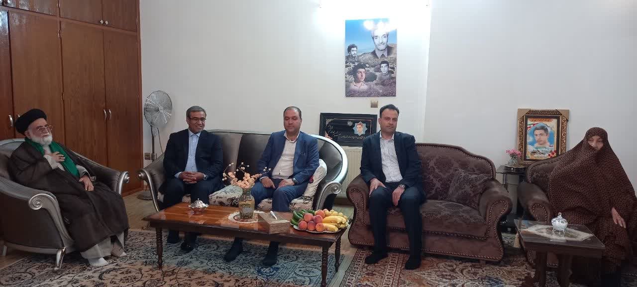 تجلیل استاندار خراسان رضوی از مادر سه شهید دفاع مقدس در نیشابور