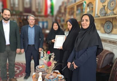 حضور خانم خلیلی از فرمانداری قوچان و خانم خورشیدان از صنعت و معدن و آقای صبوری و آقای قلی زاده از اصناف در فروشگاه صنایع‌دستی کوچندگان کرمانج و شرکت تعاونی صنایع‌دستی روناک قوچانی مدیریت ابراهیمی