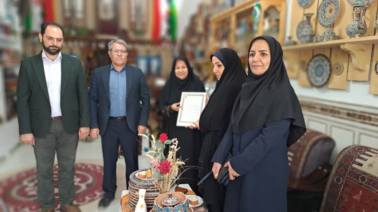 حضور خانم خلیلی از فرمانداری قوچان و خانم خورشیدان از صنعت و معدن و آقای صبوری و آقای قلی زاده از اصناف در فروشگاه صنایع‌دستی کوچندگان کرمانج و شرکت تعاونی صنایع‌دستی روناک قوچانی مدیریت ابراهیمی
