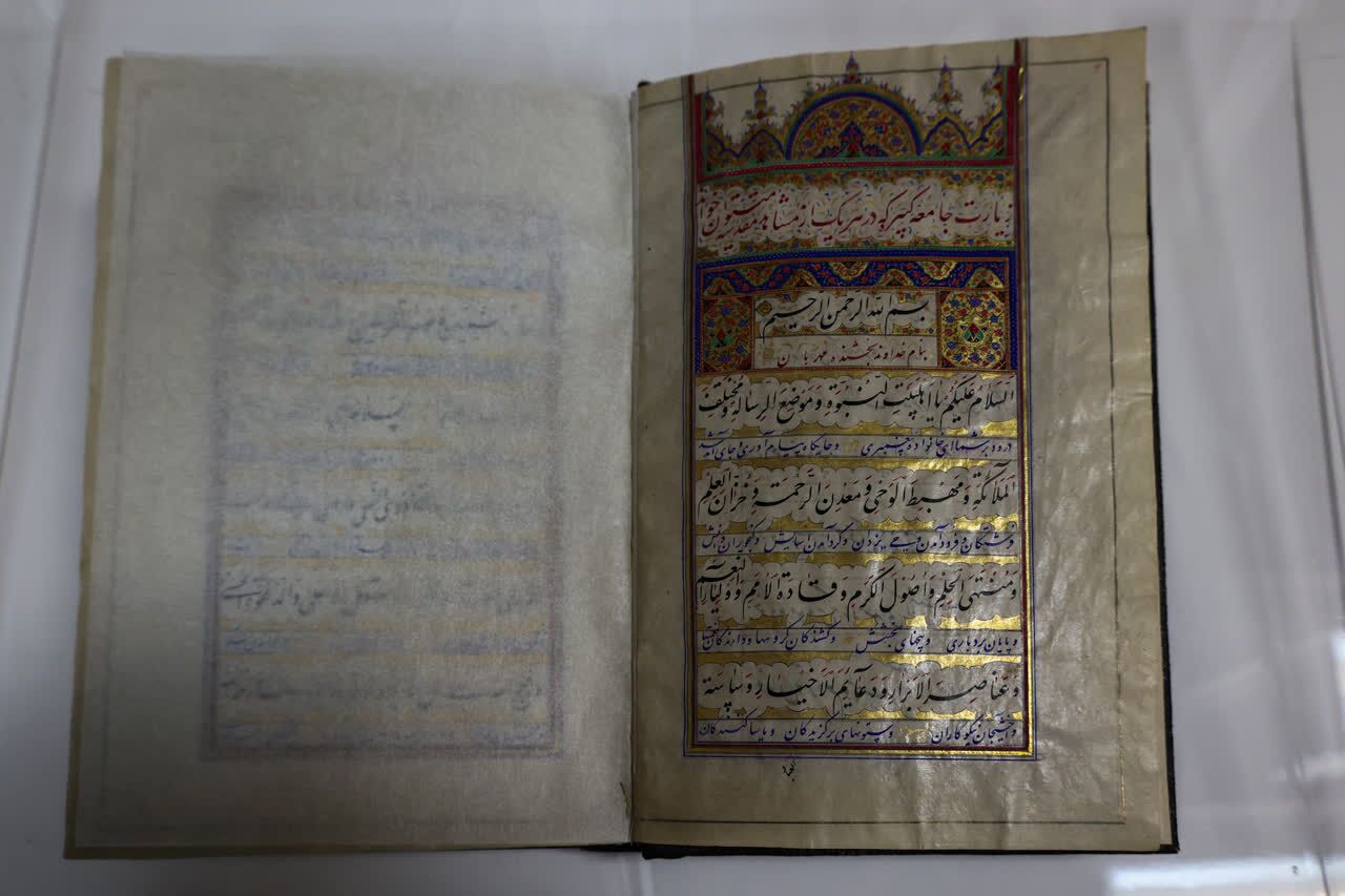 رونمایی از کتاب خطی ۱۵۰ ساله با موضوع فضیلت زیارت در مشهد رونمایی از کتاب خطی ۱۵۰ ساله با موضوع فضیلت زیارت در مشهد