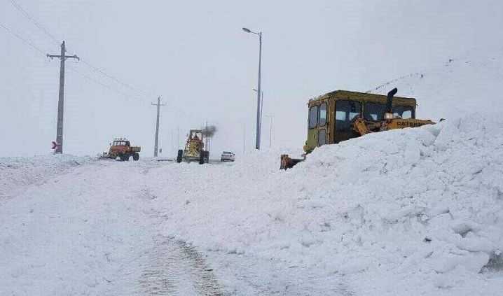 بیش از هزار دستگاه تریلی در جاده مسدود درگز-قوچان معطل مانده اند بیش از هزار دستگاه تریلی در جاده مسدود درگز-قوچان معطل مانده اند