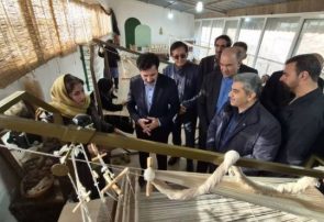 بازدید معاون رئیسجمهوری در امور توسعه روستایی و مناطق محروم کشور از نمایشگاه منسوجات دستباف در روستای محمودآباد تربت جام