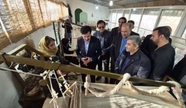 بازدید معاون رئیسجمهوری در امور توسعه روستایی و مناطق محروم کشور از نمایشگاه منسوجات دستباف در روستای محمودآباد تربت جام بازدید معاون رئیسجمهوری در امور توسعه روستایی و مناطق محروم کشور از نمایشگاه منسوجات دستباف در روستای محمودآباد تربت جام