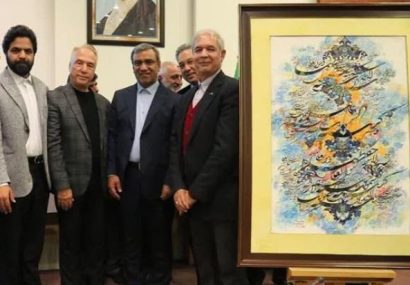 هنرمند خیر مشهدی دو اثرش را به بیماران نیازمند اهدا کرد هنرمند خیر مشهدی دو اثرش را به بیماران نیازمند اهدا کرد