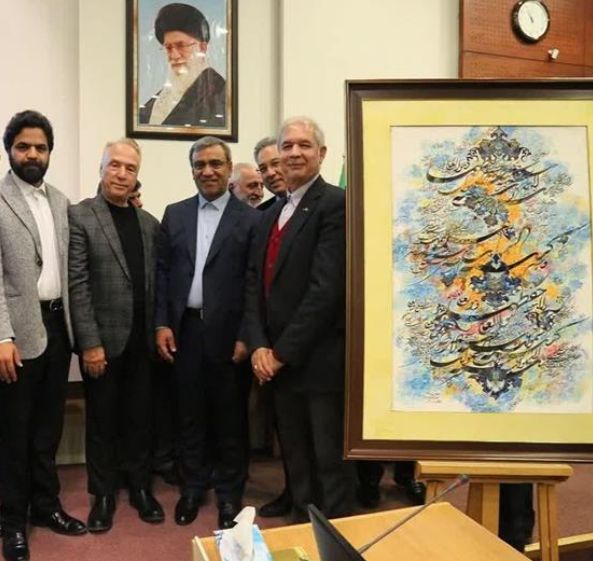 هنرمند خیر مشهدی دو اثرش را به بیماران نیازمند اهدا کرد هنرمند خیر مشهدی دو اثرش را به بیماران نیازمند اهدا کرد