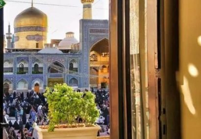 شاخه گلِ پیرزن؛ نذری کوچک با دلی به وسعت حرم