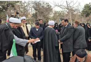 عطر افشانی قبور مطهر شهدا در گلزار شهدای بهشت رضا علیه السلام