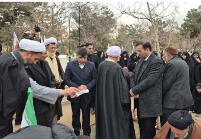 عطر افشانی قبور مطهر شهدا در گلزار شهدای بهشت رضا علیه السلام