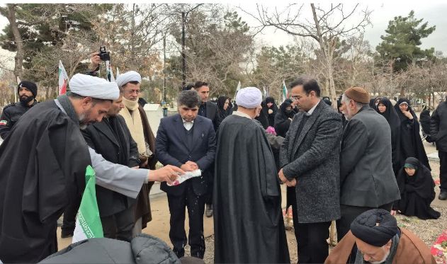 عطر افشانی قبور مطهر شهدا در گلزار شهدای بهشت رضا علیه السلام عطر افشانی قبور مطهر شهدا در گلزار شهدای بهشت رضا علیه السلام