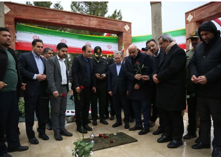 ادای احترام وزیر تعاون، کار و رفاه اجتماعی و استاندار خراسان رضوی به شهدای گمنام شهر مزداوند ادای احترام وزیر تعاون، کار و رفاه اجتماعی و استاندار خراسان رضوی به شهدای گمنام شهر مزداوند