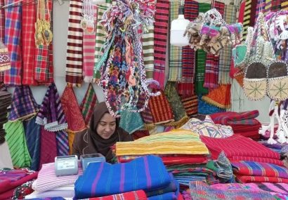 گشایش بازارچه مشاغل خانگی در باغ آرامگاه خیام نیشابوری