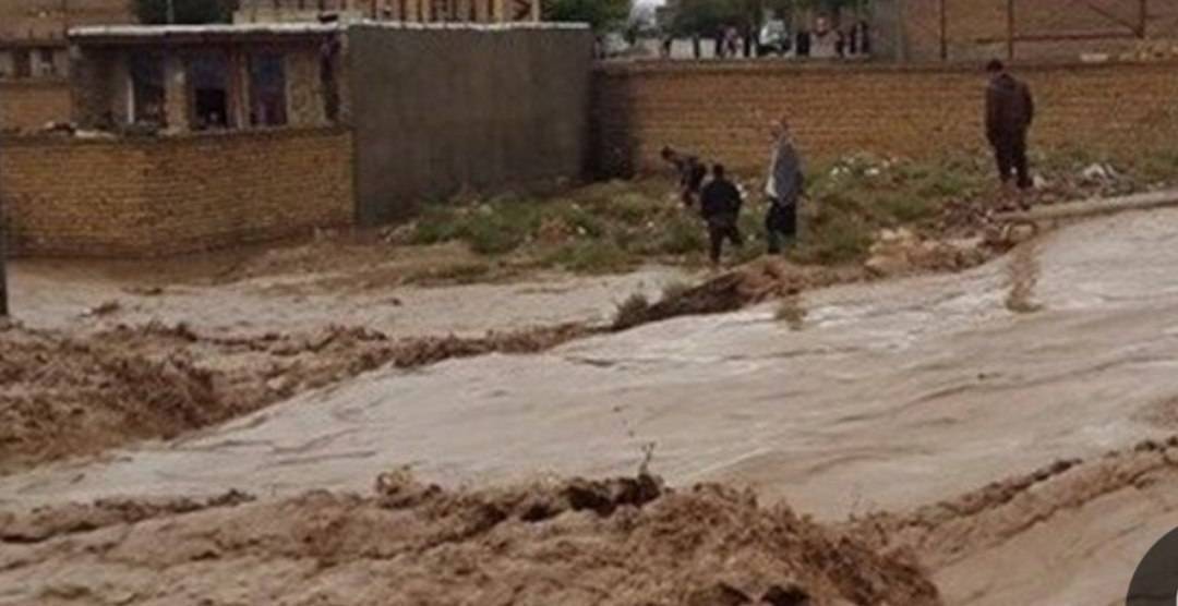 نجات ۴۰ مسافر از سیلاب قلندرآباد فریمان نجات ۴۰ مسافر از سیلاب قلندرآباد فریمان